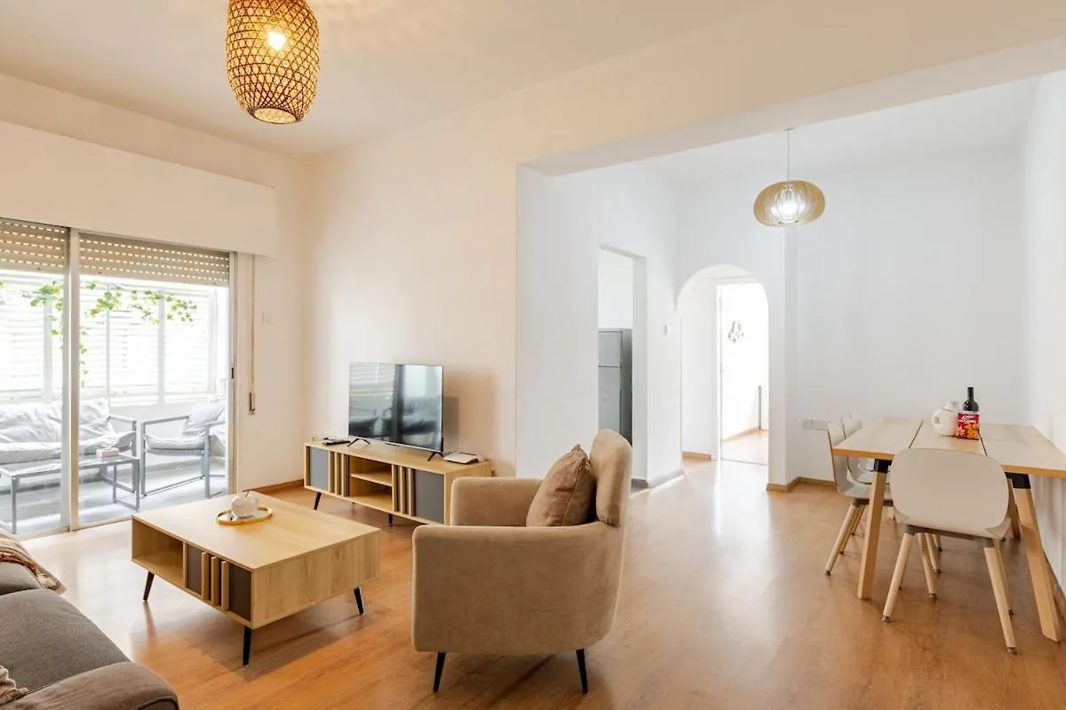 Cosy 2-Bedroom Apartment, 10 Minutes From The Beach Larnaca