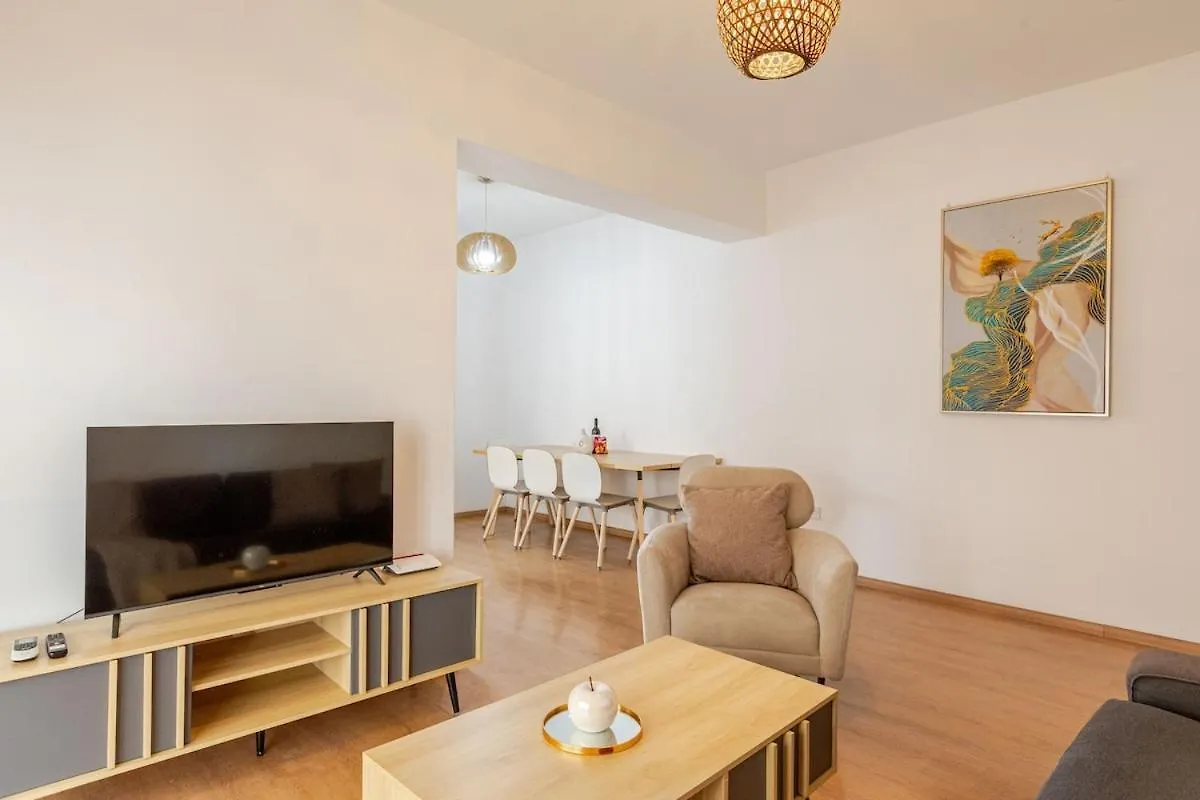 Cosy 2-Bedroom Apartment, 10 Minutes From The Beach Larnaca